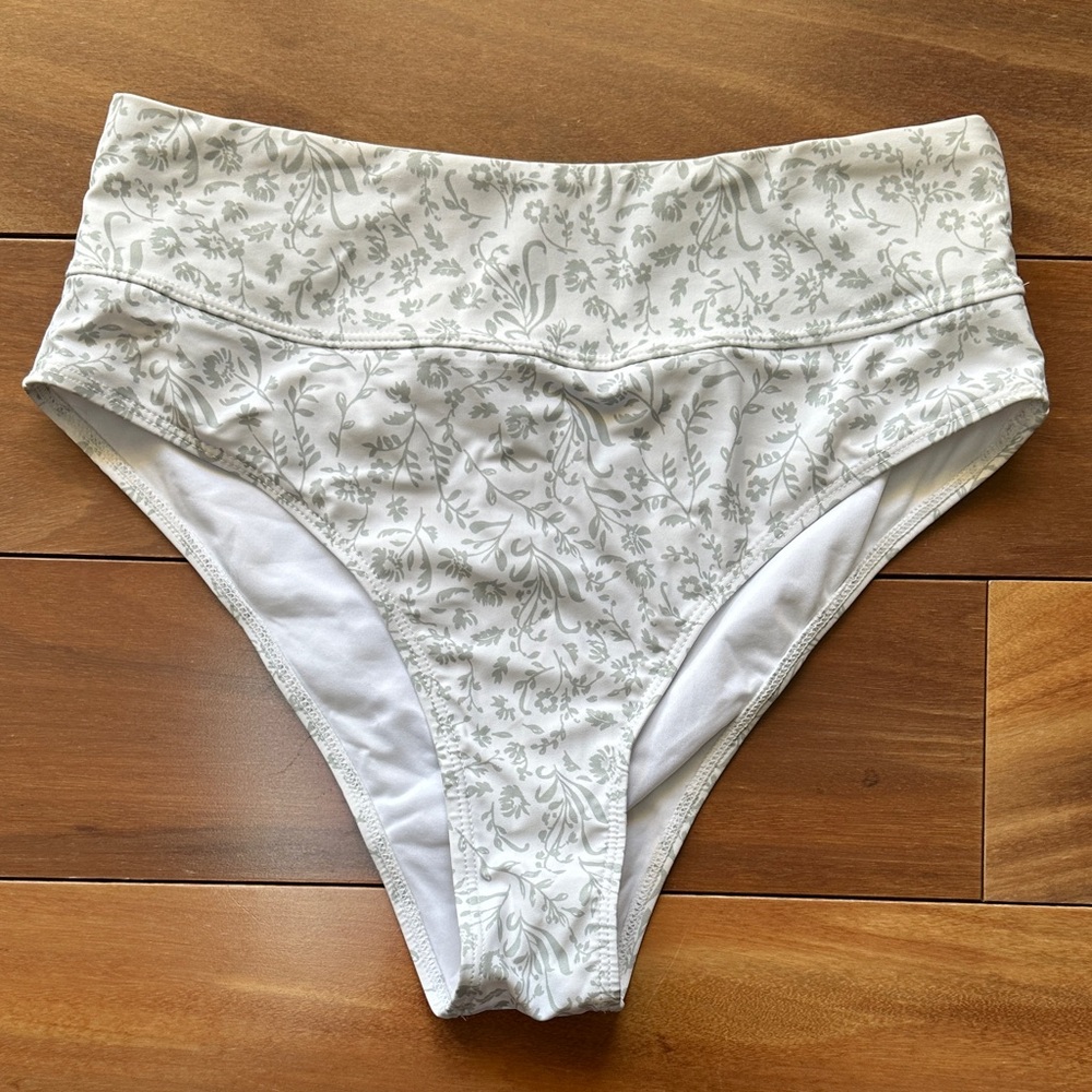 Geode High Waisted Floral Bikini Bottoms in Soft White and Light Gray M